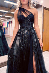 Elegantes langes schwarzes One-Shoulder-A-Linien-Ballkleid aus Spitze mit Schlitz